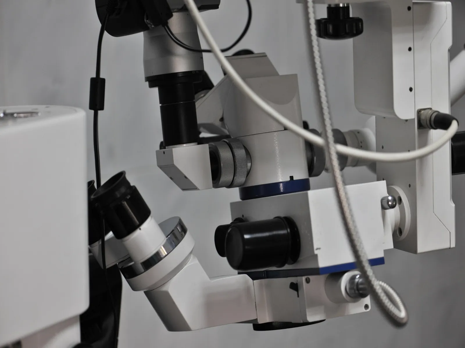 Microscop operator pentru chirurgia oculară